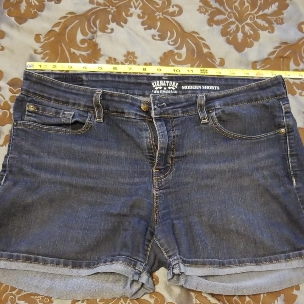 Signature by Levi Strauss. Modern shorts.